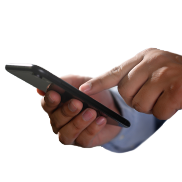 uomo-con-smartphone-in-mano.png